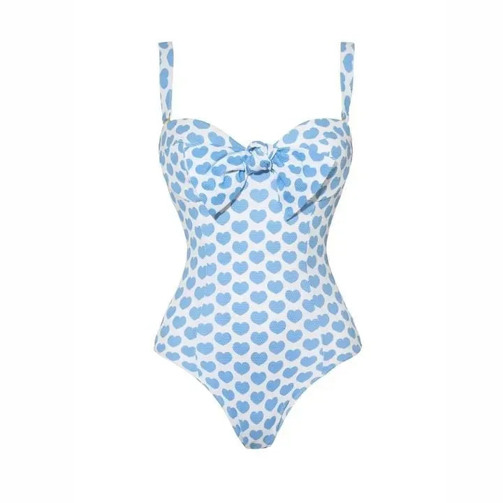 Bikini de Tres Piezas con Estampado de Corazones y Lazo – Incluye Falda y Pantalón Corto