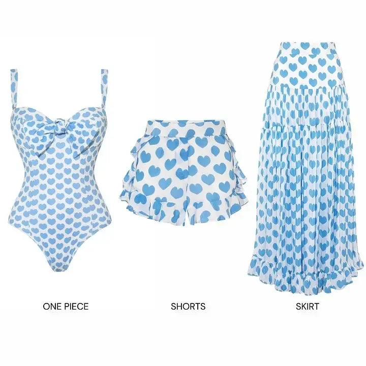Bikini de Tres Piezas con Estampado de Corazones y Lazo – Incluye Falda y Pantalón Corto