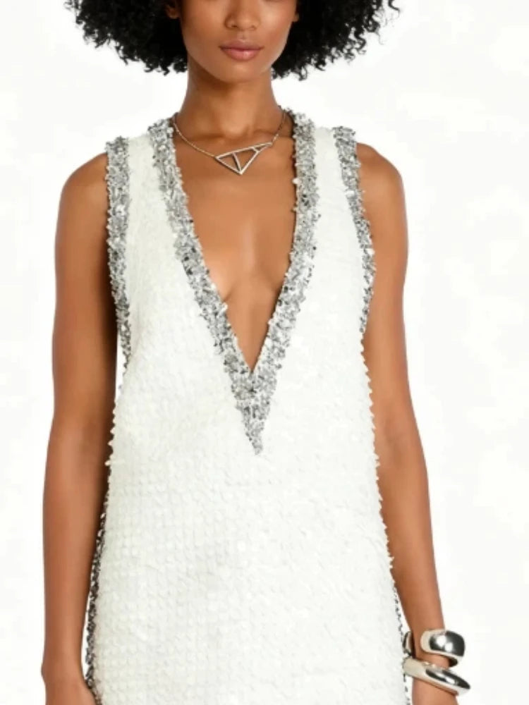 Vestido Mini de Lentejuelas con Escote en V: Elegancia y Brillo