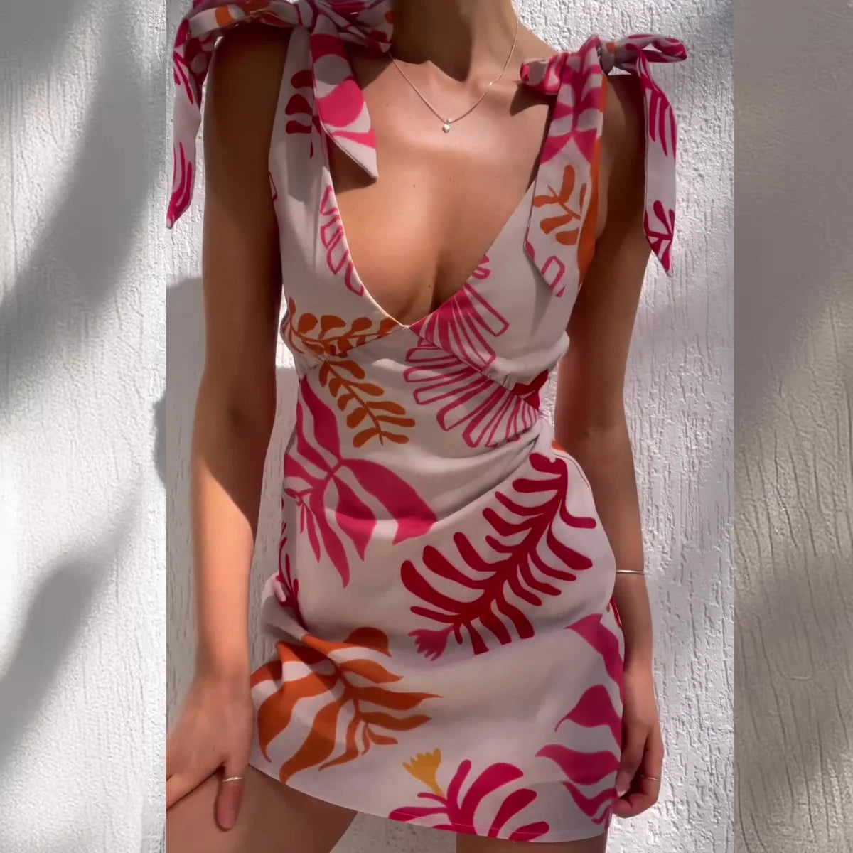 Vestido Corto con Estampado Tropical NovaTrend