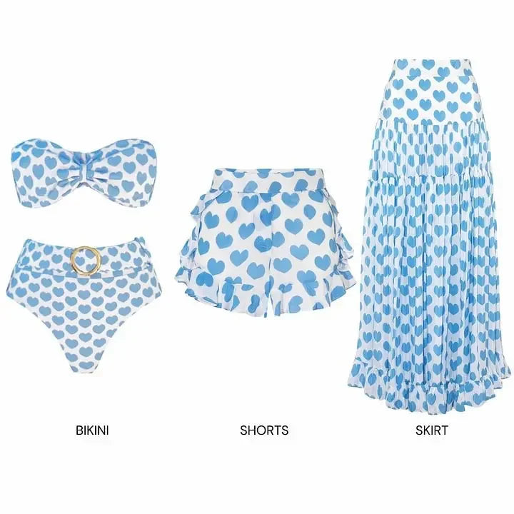 Bikini de Tres Piezas con Estampado de Corazones y Lazo – Incluye Falda y Pantalón Corto