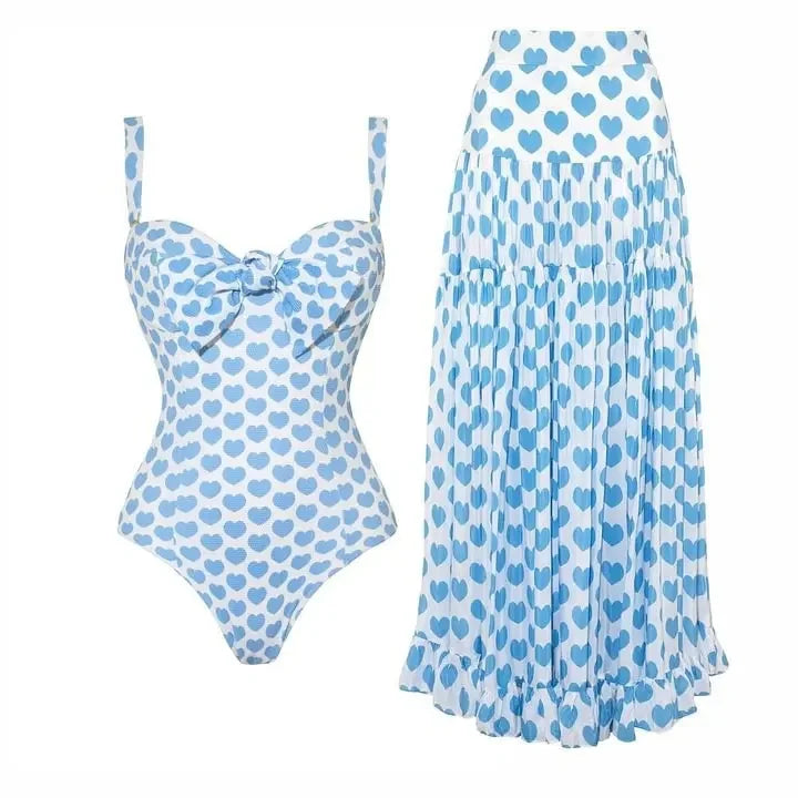 Bikini de Tres Piezas con Estampado de Corazones y Lazo – Incluye Falda y Pantalón Corto