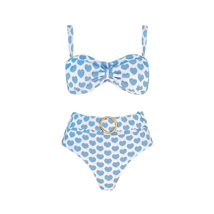 Bikini de Tres Piezas con Estampado de Corazones y Lazo – Incluye Falda y Pantalón Corto